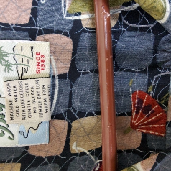 Big Dog Men's Hawaiian Shirt Size L Short Sleeves Bar Scene graphics - Picture 3 of 4